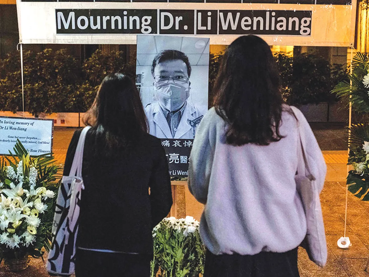 MOARTEA UNUI EROU Doctorul Li Wenliang, din Wuhan, este considerat un erou de chinezii de rând. A fost primul care a avertizat că noul coronavirus se transmite de la om la om. Guvernul l-a pedepsit. Ulterior, s-a infectat chiar el și a murit