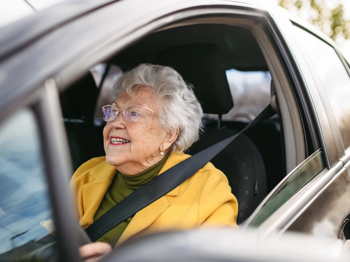 Ce înseamnă să fii prea bătrân pentru a mai conduce mașina? Specialiștii spun când ar trebui să lași cheile