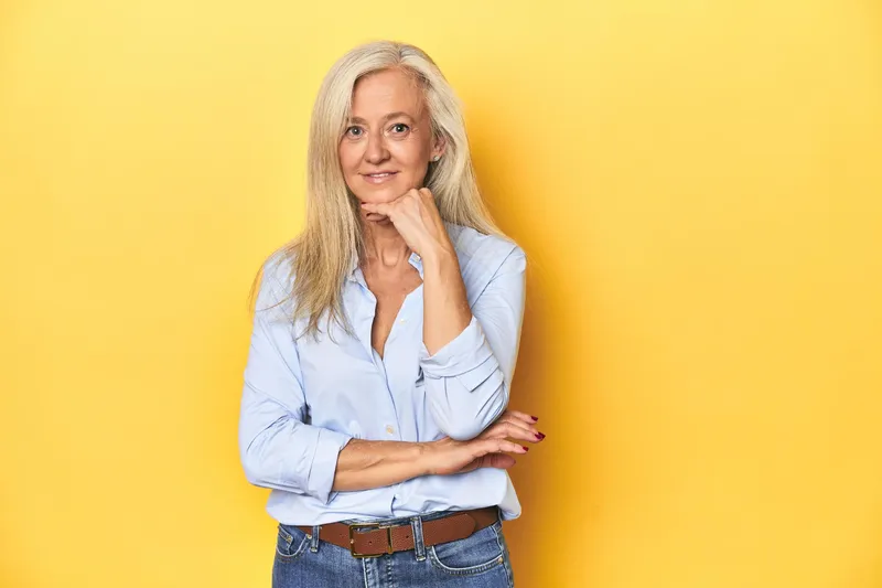 Pensionară la pensie, fericită - Foto: Freepik