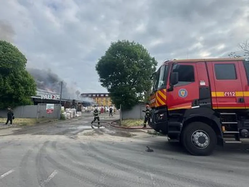 Incendiu major la un depozit din Bucureşti. ISUBIF acţionează acum - Foto: ISUBIF/Facebook