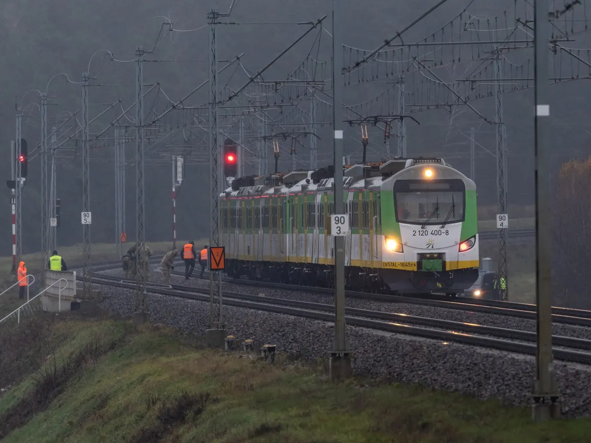 Anchetatorii examinează calea ferată avariată de o explozie în apropiere de localitatea Mika - Foto: Profimedia Images