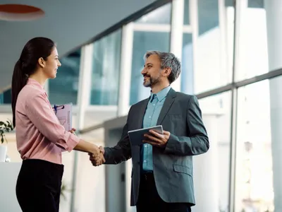 Strângere de mână - Foto: Magnific (rol ilustrativ)