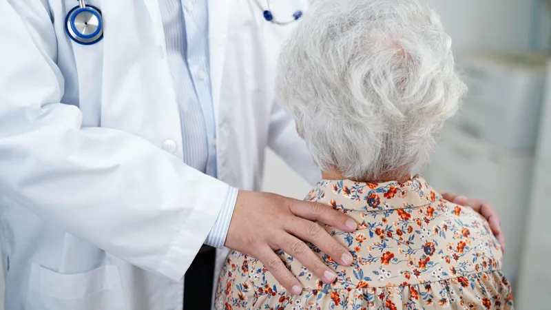 Pensionară, examinată la doctor - Foto: Freepik