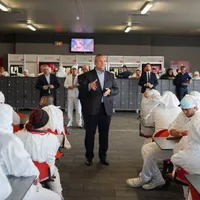 Ciucă, discuţii cu românii din Spania: „I-am asigurat că dubla cetățenie se va realiza în 2024” - Foto: Facebook/ Nicolae Ciucă