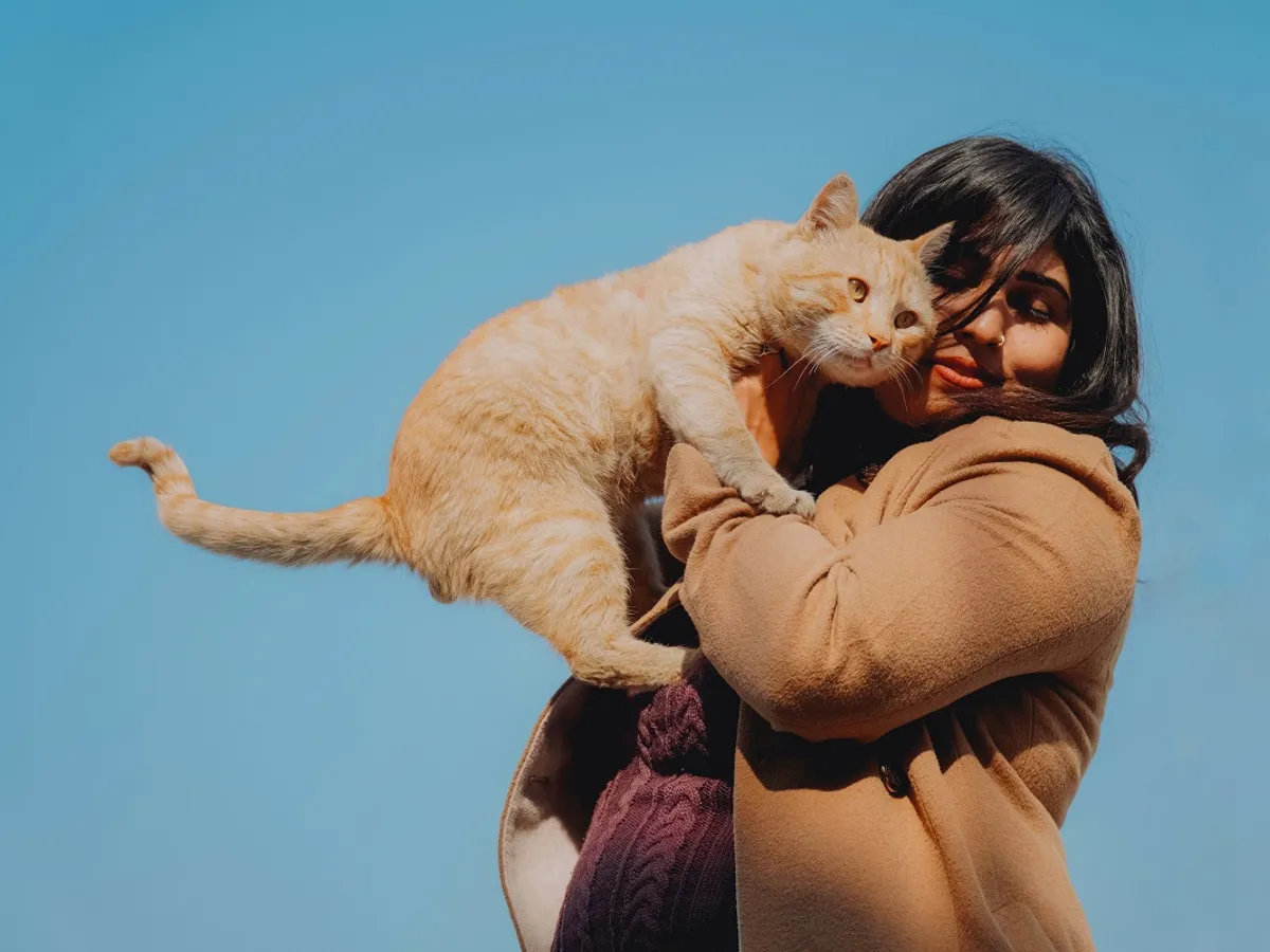 Femeie cu pisică în brațe - Foto: Pexels (cu rol ilustrativ)