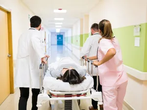I s-a făcut rău și a chemat ambulanța. Medicul i-a spus să sune „un prieten”. A plătit 300 de lei - Foto: Freepik (rol ilustrativ)