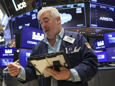 Trader lucrând la New York Stock Exchange, pe 5 deembrie - Foto: Profimedia Images
