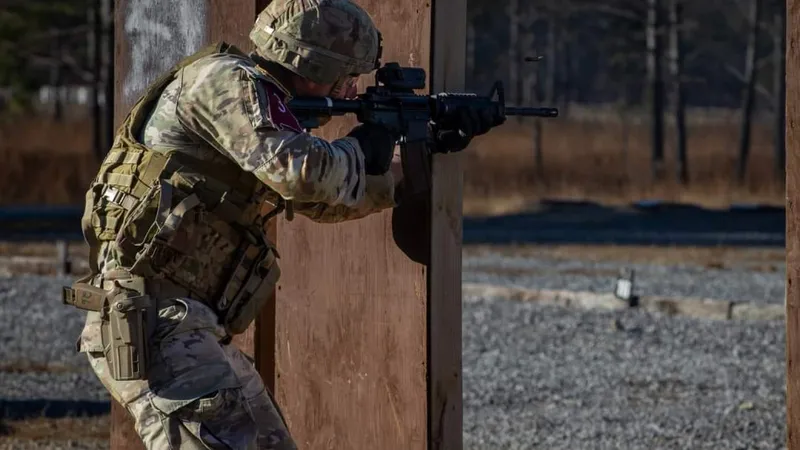 Soldat român reținut în timp ce își făcea antrenamentul cu pușca. Ce a făcut greșit? - Foto: Defense romania.ro / imagine cu caracter ilustrativ