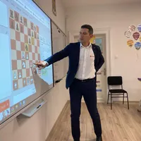 Vlad Ungureanu, președintele unei clone rusești nu știe că șahul e folosit de Rusia pentru influență geopolitică.Sursa foto: Facebook