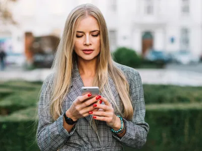 O femeie citește mesaje pe telefon - Foto: Freepik (rol ilustrativ)