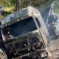 Un autotren s-a răsturnat şi a luat foc pe DN 66. Șoferul, găsit mort în cabină. / Foto: sebesinfo.ro