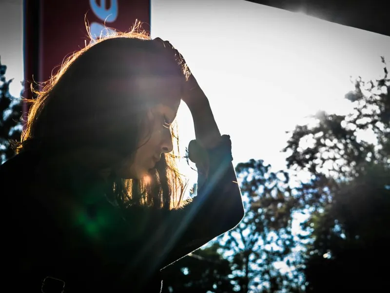 Tânără femeie supărată - Foto: Pexels/Austin Guevara