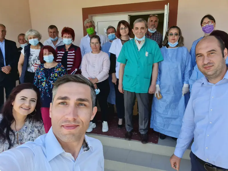 Medicul Valeriu Ghoerghiță a vaccinat duminică în comuna în care a crescut, Izvoru, din județul Argeș. Sursa: Facebook RoVaccinare