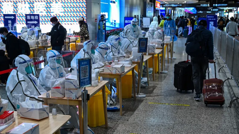 Lucrători din domeniul sănătății așteaptă să testeze pasagerii pentru Covid-19 la sosirea în Shanghai/Foto: Profimedia Images