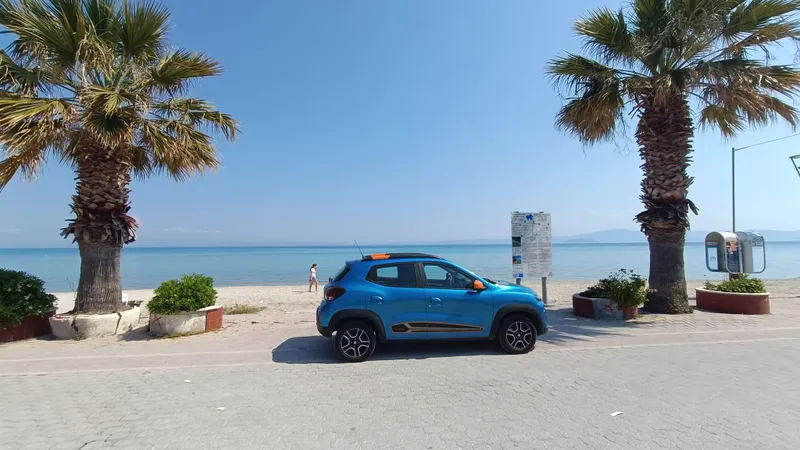 Un român a plecat cu Dacia Spring la mare în Halkidiki. / Foto: Mihai Evo, Facebook