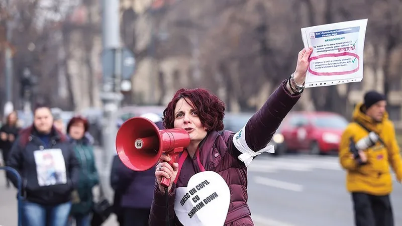 Mădălina Turza, la un protest în fața Guvernului, față de adoptarea „bugetului zero“ pentru persoanele cu dizabilități. Sute de oameni le-au cerut pesediștilor „să nu atenteze la supraviețuirea a sute de mii de de persoane cu dizabilități”