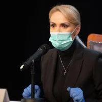 Gabriela Firea, cu mănuși/FOTO: facebook.com
