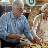 Cine sunt cei 2.000.000 pensionari care pe lângă pensie iau 250 lei pe card de alimente? - Foto: Freepik