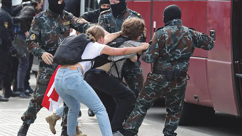 Reprimarea violentă a protestelor a scos în stradă și mai mulți bieloruși anti-Lukașenko - Foto: Getty Images