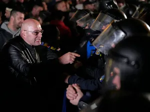 13 jandarmi, răniți la protestul pro-Georgescu după invalidarea candidaturii. Patru sunt la spital - Foto: Profimedia Images