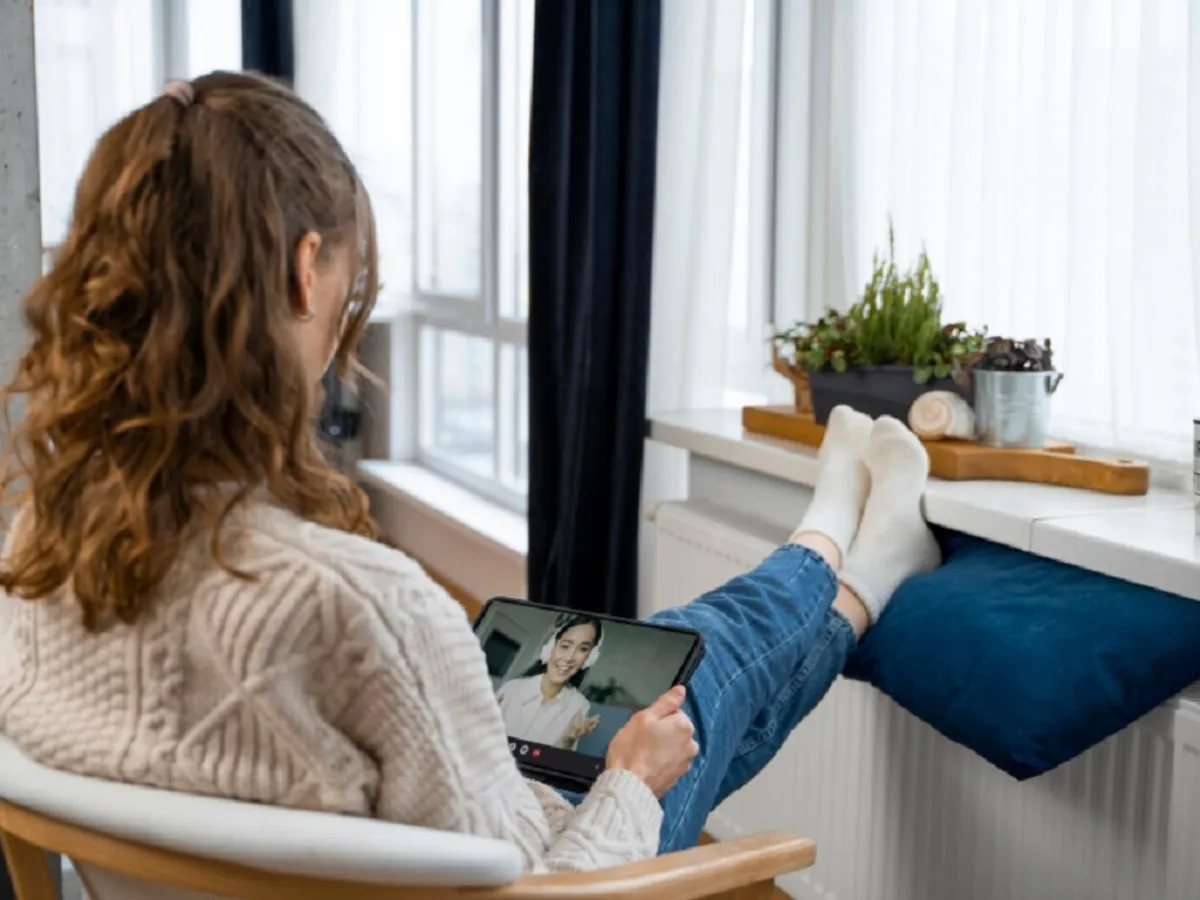 Femeia stă lângă calorifer - Foto: Freepik (rol ilustrativ)