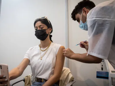 O femeie se vaccinează în Israel. Sursă imagine: captură foto Haaretz.com