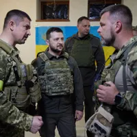 Volodimir Zelenski a vizitat clădiri rezidenţiale distruse, spunând că trebuie construite altele în loc, prevăzute cu adăposturi anti-bombe - Sursa: Profimedia Images/ AFP PHOTO /Ukrainian Presidential press-service