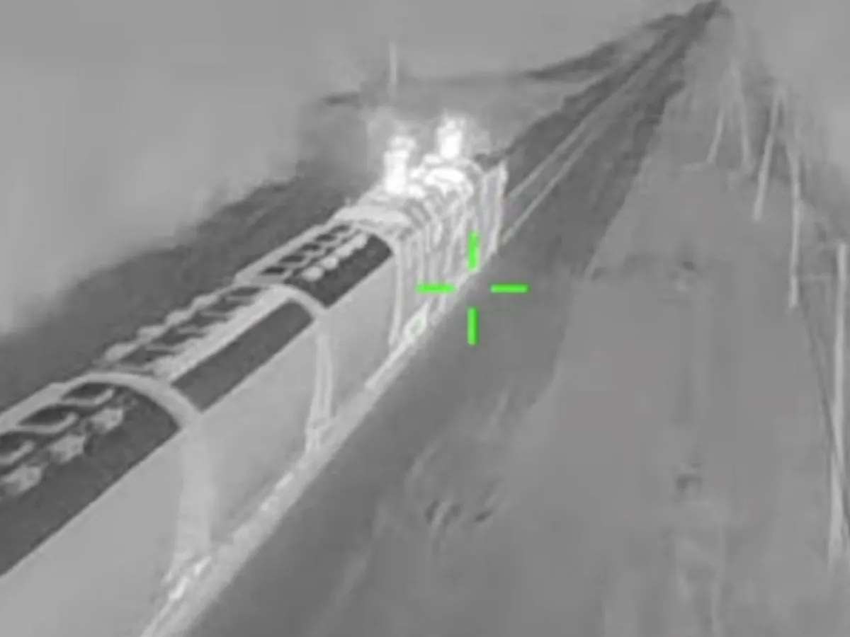 VIDEO Clipele în care dronele Ucrainei spulberă trenurile lui Putin în Crimeea. Aveau combustibil pentru front