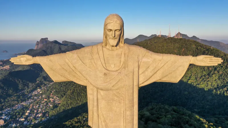 Statuia Cristos Mântuitorul din Rio de Janeiro /Grupo Cataratas