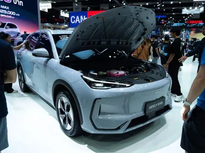 Vizitatorii Bangkok International Motor Show inspectează un Geely EXS, ultima maşină lansată de fabricantul chinez - Foto: Profimedia Images