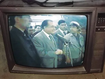 CINISM
Pe 15 iunie 1990, Ion Iliescu le mulțumește, la Romexpo, minerilor care înecaseră Bucureștiul în sânge