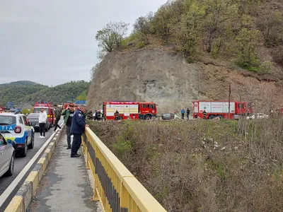 Șofer la un pas de tragedie chiar în locul unde un microbuz a căzut în Dunăre. Depășire de infarct - Foto - ISU