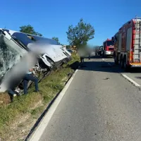 Accident grav, pe DN67. Un autocar cu 51 de copii s-a răsturnat, în urma coliziunii cu o mașină - Foto: infotraficromania.ro