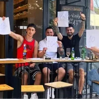 Clienții și angajații în timp ce acordă note femeilor/ FOTO Facebook / Oana Maria Zaharia