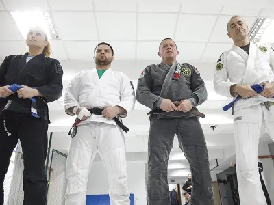 Raluca Dinescu, campioană mondială la MMA, antrenorii Octav Anechitei și Marius Măzăreanu, Paul Răcaru, campion European la BJJ