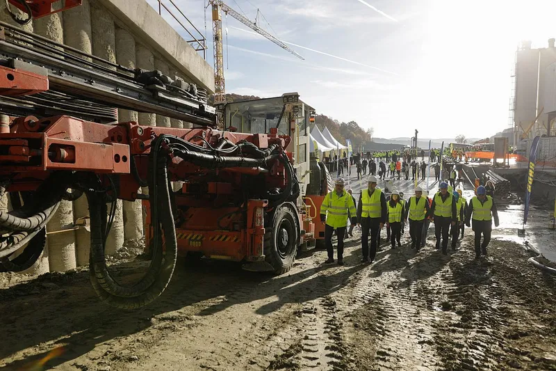 30 octombrie 2023. Lucrări la Autostrada Sibiu - Piteşti, Secţiunea 4 Tigveni - Curtea de Argeş - Foto: INQUAM PHOTOS/George Călin