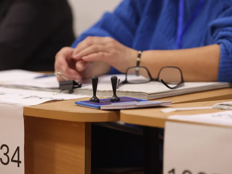 BEC atrage atenția că e interzisă fotografierea sau filmarea buletinului de vot - Inquam Photos / George Călin