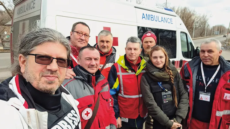 Alături de jurnalista Kate Kusmarova și de personalul medical care a participat la operațiunea de evacuare