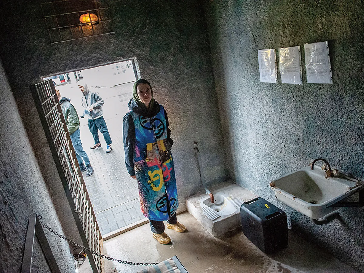 HAGA, MAI 2023 Susținători ai opozantului Aleksei Navalnîi prezintă  reproducerea unei celule în care era deținut opozantul, până la moartea acestuia, în 2024 - Foto: Profimedia Images