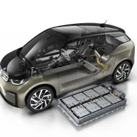 Noua baterie de înaltă tensiune produsă la uzina BMW din Dingolfing are aceleași dimensiuni cu cea veche şi constă din opt module, fiecare cu 12 celule de stocare.