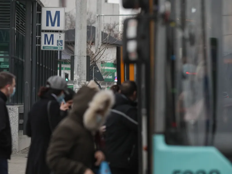 Înghesuială în mijloacele de transport de suprafață. / Foto: Inquam Photos / Octav Ganea