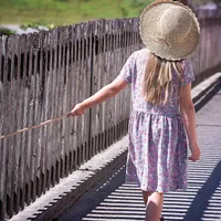 O fetiță se plimbă pe lângă un gard Foto (caracter ilustrativ) Pixabay.com