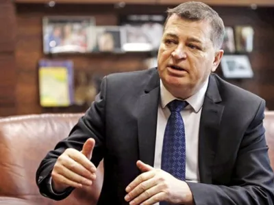 România stă la hotelul celui mai bogat om din Bosnia. Are o avere uriașă, dar preferă mașini second hand