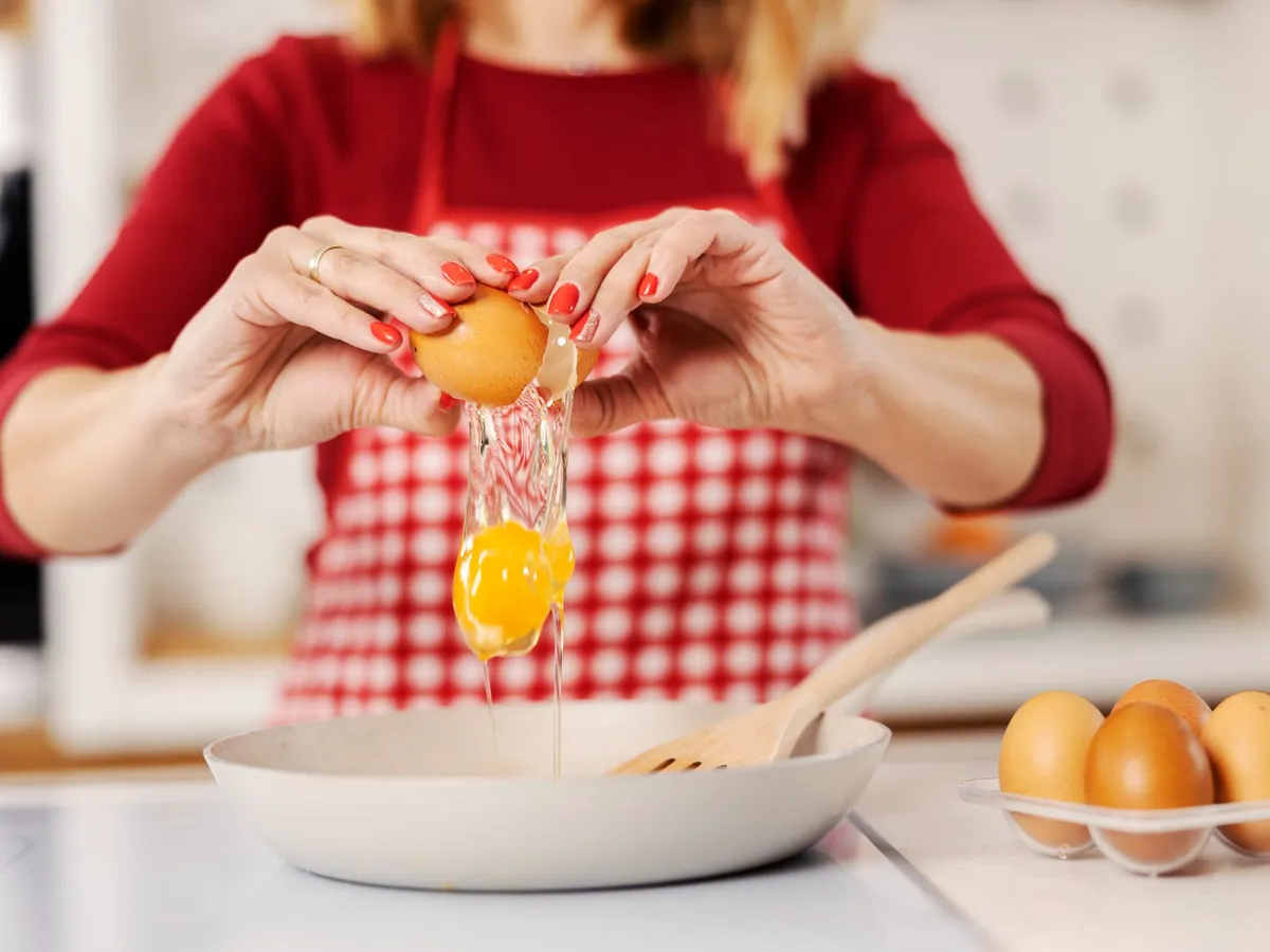 Persoană care sparge ouă - Foto: Freepik (Imagine cu rol ilustrativ)