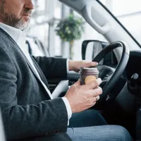 Un șofer a vrut să dea mită 400 de euro polițiștilor. Avea permisul suspendat 4 luni dar conducea foto: Freepik (fotografie cu caracter ilustrativ)