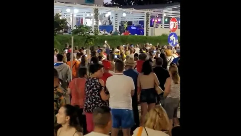În Eforie Nord nu ai cum să scapi de manele. / Foto: captură video