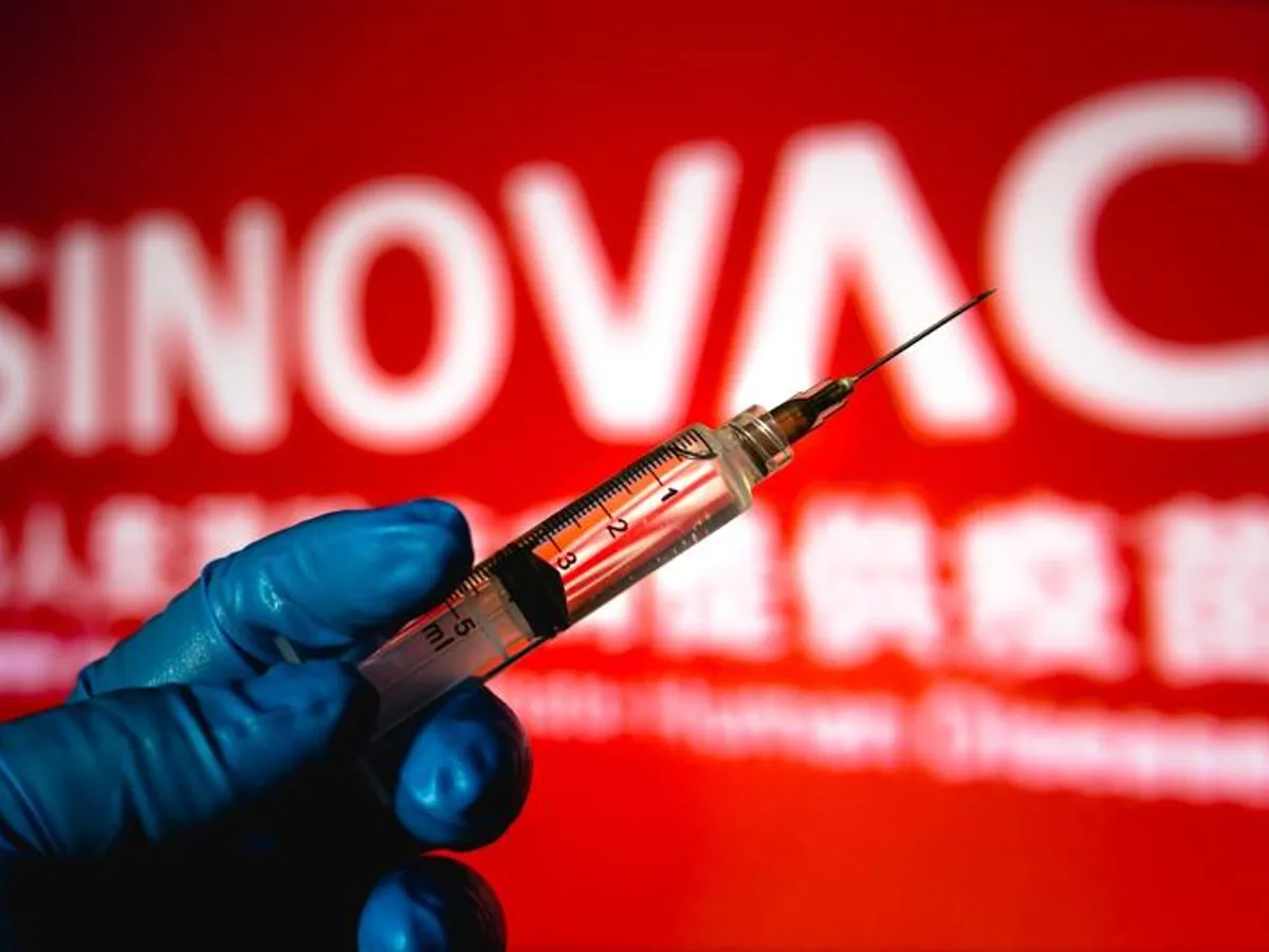 Vaccinarea cu două doze Sinovac, plus booster Pfizer, puţin eficientă împotriva Omicron (studiu). / Foto: hotnews.ro