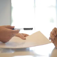 Grevă în primării la sate pentru salarii, deși un inspector ia 7.000 lei net și un șofer - 4.500 lei - Foto: Pexels.com (Imagine cu caracter ilustrativ)