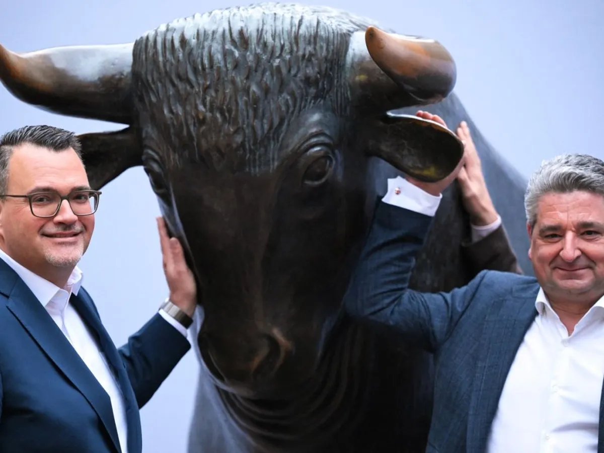 Oliver Burkhard (stânga), CEO TKMS, și Miguel Lopez, CEO Thyssenkrupp, pozează înainte de a suna clopoțelul de deschidere la bursa DAX, din Frankfurt - Foto: Profimedia Images