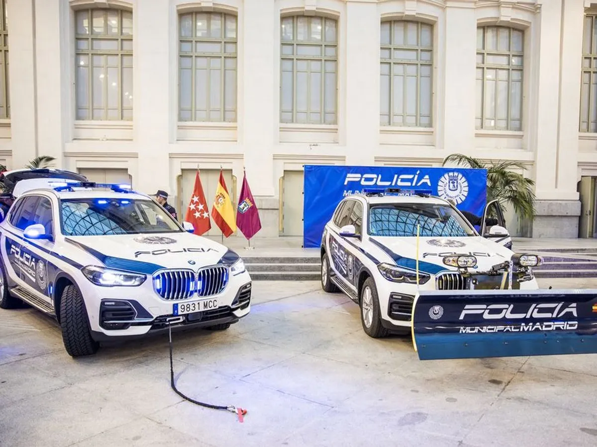 Poliția din Madrid a comandat 169 de BMW-uri, inclusiv un BMW X5 cu plug pentru deszăpezire. / Foto: BMW